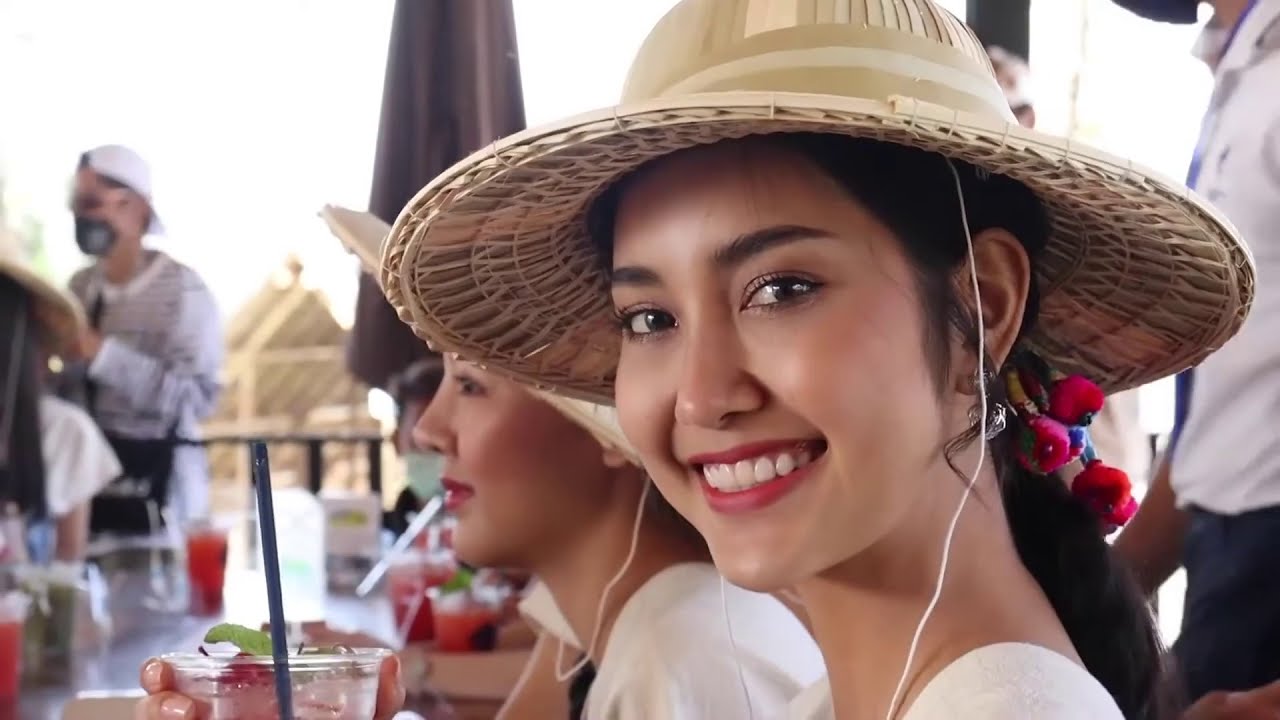 reinas de belleza caen al agua