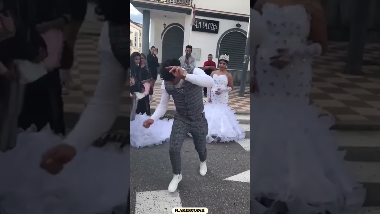en un cuartito hay bailando mucha gente